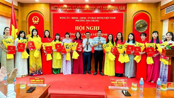  Lãnh đạo UBND phường Nha Trang trao quyết định bổ nhiệm Hiệu trưởng và các Phó Hiệu trưởng Trường Mầm non Nha Trang. Ảnh: UBND phường Nha Trang. 