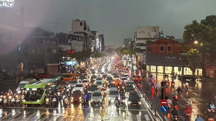 Phương tiện nối hàng dài ở khu vực Ngã Tư Sở.