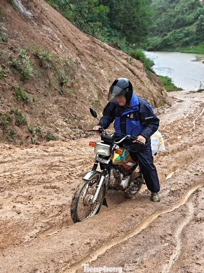 Thầy Lô Thái Hoàng (giáo viên Trường Tiểu học Tri Lễ 4, xã Tri Lễ) cho biết, mưa lớn kéo dài đúng thời điểm giáo viên trở lại các điểm trường chuẩn bị cho năm học mới nên đường đi vốn vất vả này càng hiểm nguy. “Một bên là khe, suối, một bên là núi, đường vừa dốc, vừa trơn. Mưa khiến đất đá nhão nhoẹt, nhiều đoạn xe máy gần như không thể tự đi qua. Chúng tôi phải hai người cùng đẩy một xe, có đoạn phải dắt xe và đi bộ mới vượt được”, thầy Hoàng nói.