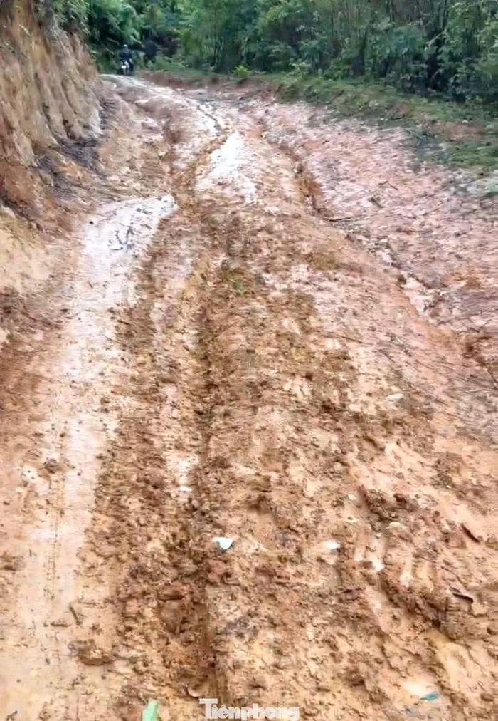 Tại Trường Mầm non Mỹ Lý 2 (xã biên giới Mỹ Lý, Nghệ An), các giáo viên ở những điểm bản xa như Nhọt Lợt, Piêng Pèn, Cha Nga, Xốp Dương phải vất vả lắm mới có thể đến được trường bởi con đường toàn dốc trơn trượt.