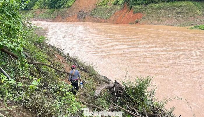 Sau đó men theo những con đường dọc sườn núi để trở lại lớp học. Trên hành trình ấy, có những đoạn đường cheo leo giữa núi rừng, có những khe suối nước chảy xiết, có lúc phải bỏ xe để đi bộ. Mưa lũ khiến việc đến trường trở thành một hành trình đầy thử thách, nhưng các giáo viên vẫn cố gắng vượt qua để không lỡ ngày tựu trường của học trò.
