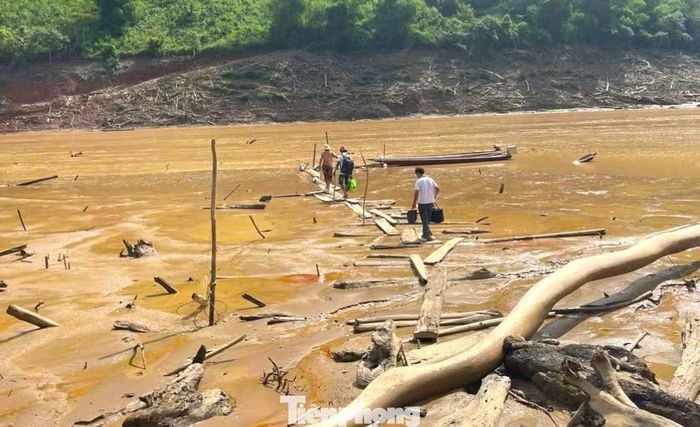 Còn tại Trường Mầm non Nhôn Mai (xã biên giới Nhôn Mai), những giáo viên phụ trách các điểm bản nằm trong lòng hồ thủy điện Bản Vẽ như Piêng Luống, Phia Òi... phải trải qua chặng đường vất vả hơn.