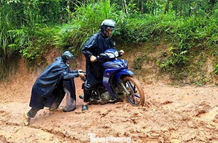 Tại xã Tri Lễ (Nghệ An), hành trình đến trường của các giáo viên cũng đầy thử thách, gian nan và không kém phần nguy hiểm.
