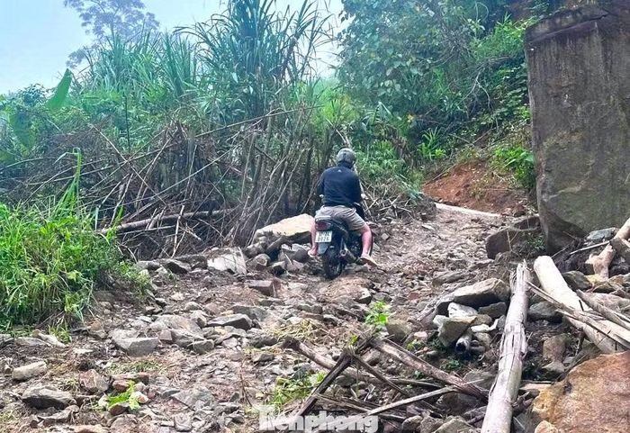 Vất vả, hiểm nguy là vậy, nhưng sau những cung đường nhọc nhằn vẫn là niềm vui của người thầy khi được trở lại lớp học. Bởi phía cuối hành trình là những đứa trẻ vùng cao đang mong ngóng ngày được gặp lại thầy cô, bạn bè và bắt đầu một năm học mới.