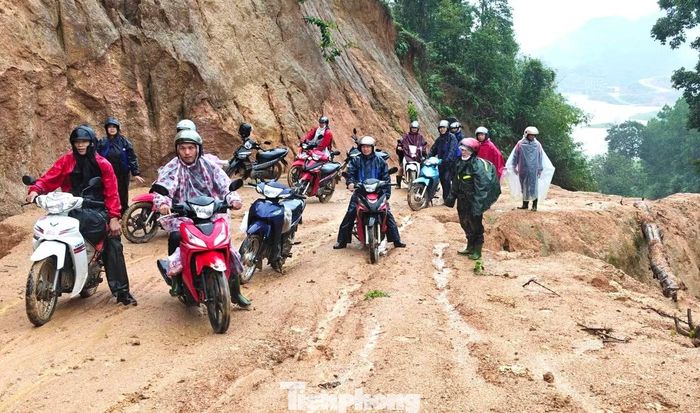 Để bảo đảm an toàn, các giáo viên thường đi thành nhóm để hỗ trợ nhau vượt qua những đoạn đường nguy hiểm. “Qua dốc lầy lội, người kéo phía trước, người đẩy phía sau. Phải nhích từng đoạn giữa đường bùn. Vượt được những đoạn này vào đến trường là quần áo, tư trang lấm lem bùn đất hết”, thầy Hoàng chia sẻ.