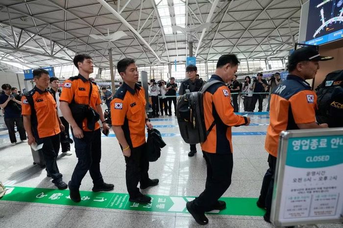 Lực lượng cứu hộ của Trung Quốc (bìa trái) và Hàn Quốc đến khu vực thảm họa để cứu hộ. (Ảnh: AP)
