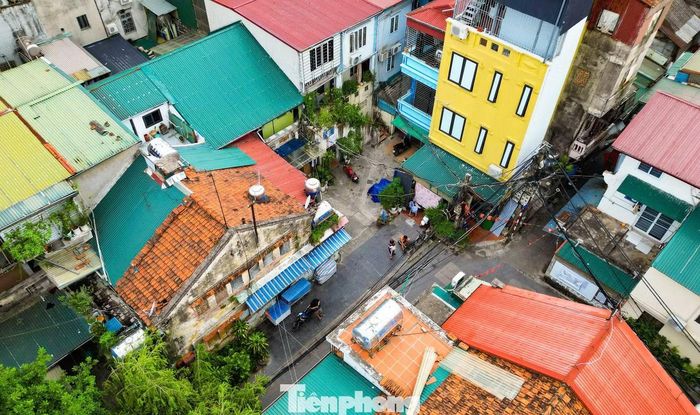 Tại khu tập thể Trương Định (phường Tương Mai), những dãy nhà cũ kỹ nằm xen kẽ trong khu dân cư. Dự án tái thiết có diện tích quy hoạch hơn 14.600m², trong đó khoảng 13.700m² dành cho cải tạo khu tập thể, phần còn lại phục vụ mở đường và kết nối giao thông.