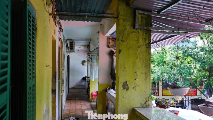Sau hàng chục năm gắn bó với những khu tập thể cũ, nhiều cư dân đang chờ đợi kế hoạch cải tạo được triển khai, để những khu nhà xuống cấp được thay thế bằng không gian sống an toàn, khang trang hơn.