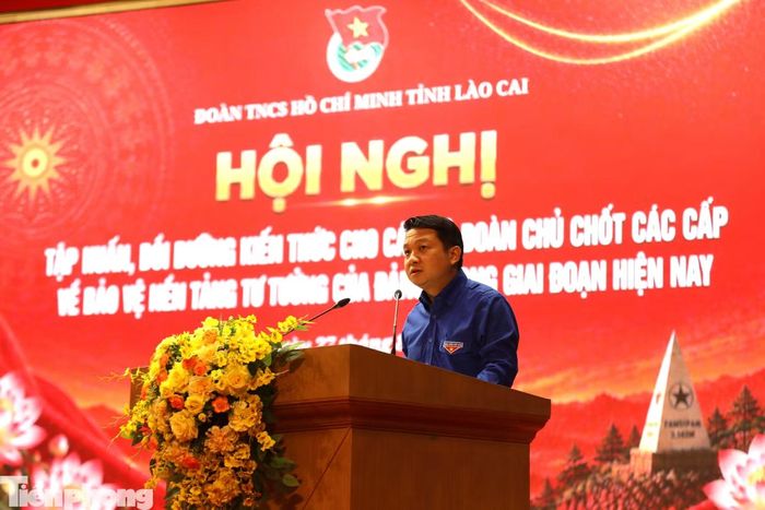 Anh Triệu Trí Lộc - Phó Bí thư Tỉnh Đoàn Lào Cai phát biểu khai mạc hội nghị.