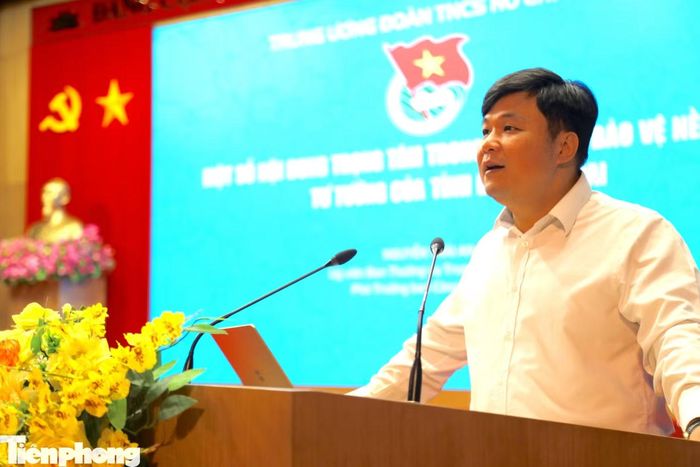 Anh Nguyễn Thái An - Ủy viên Ban Thường vụ, Phó Trưởng ban Công tác Đoàn Trung ương Đoàn truyền đạt chuyên đề tại hội nghị.