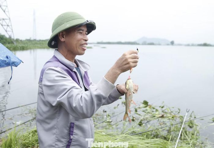 Niềm vui của "cần thủ" khi câu được cá.