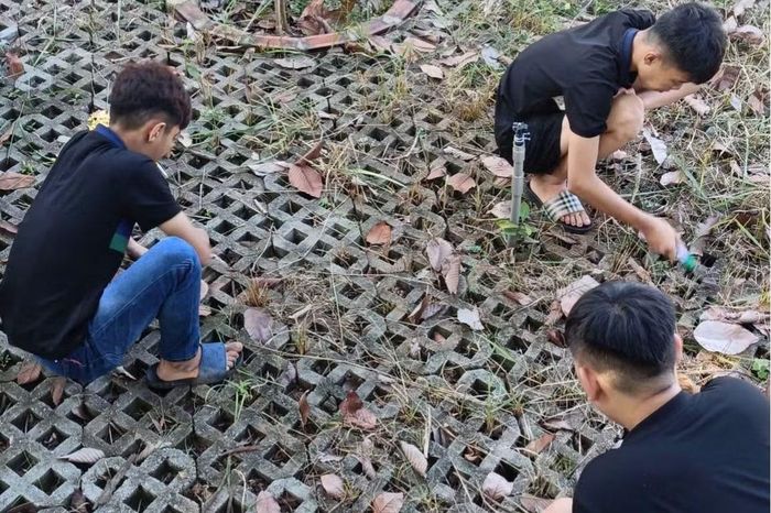 Nhóm người tham gia làm sạch khu vực đài tưởng niệm các Anh hùng, liệt sĩ. Ảnh: Công an phường Thủ Dầu Một