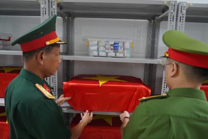 Các mẫu hài cốt liệt sĩ sẽ được kiểm đếm, bàn giao chi tiết từng mẫu hồ sơ liệt sĩ và lập biên bản giao nhận đúng quy định