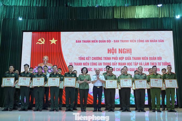 Lãnh đạo Quân chủng Hải quân và Cục Công tác chính trị Bộ Công an trao Bằng khen của Trung ương Đoàn tặng các tập thể có thành tích xuất sắc.