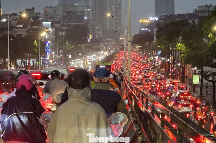 Ngã Tư Sở hướng về đường Nguyễn Trãi, lượng phương tiện dồn về đông khiến giao thông nhiều thời điểm gần như “đóng băng”.