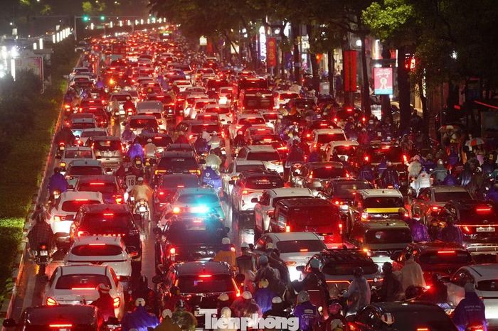 Mưa tạnh, nước tại một số khu vực bắt đầu rút nhưng giao thông trên nhiều tuyến phố vẫn ùn ứ kéo dài, khép lại một buổi chiều đi lại đầy vất vả của người dân Thủ đô.