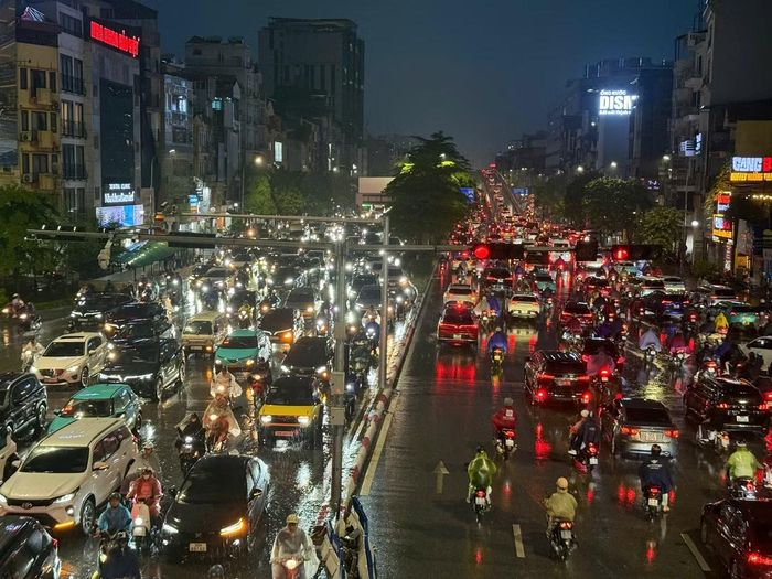 Chiều 27/8, mưa lớn trút xuống nhiều khu vực Hà Nội đúng vào giờ tan tầm, khiến giao thông nhanh chóng rơi vào tình trạng ùn ứ.