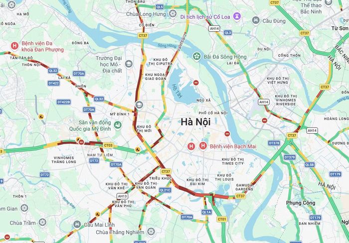 Trên Google Maps, hàng loạt tuyến đường ở Hà Nội đồng loạt chuyển đỏ trong giờ cao điểm, cho thấy tình trạng ùn tắc xảy ra trên diện rộng.