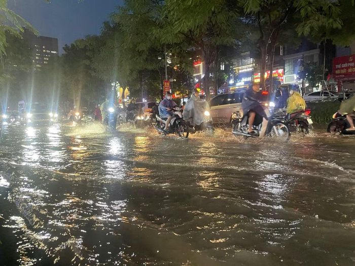 Tại phố Thái Hà, nước tràn mặt đường, đoạn ngập kéo dài hàng trăm mét.