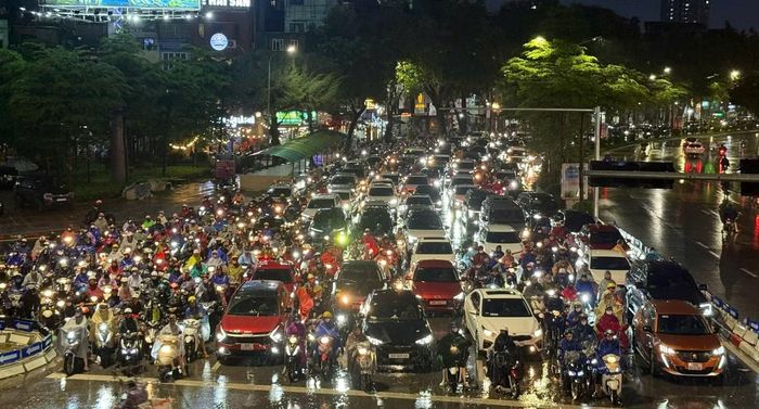 Không chỉ ngập úng, mưa lớn xảy ra đúng giờ tan tầm khiến nhiều trục đường nhanh chóng ùn tắc, khu vực Ngã Tư Sở dòng xe nối dài.