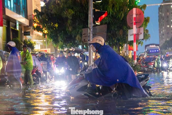 Nhiều phương tiện chết máy do di chuyển vào khu vực ngập sâu.