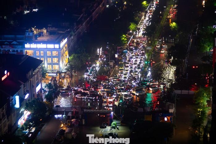 Đến 17h30, chỉ sau khoảng một giờ mưa lớn, các tuyến đường Hoàng Tùng, Thiên Phúc (khu đô thị Geleximco) cùng đường gom Đại lộ Thăng Long đã xuất hiện nhiều điểm ngập sâu từ 0,5 – 0,6m. Theo Công ty Thoát nước Hà Nội, khu vực Tây Mỗ, Đại Mỗ ghi nhận lượng mưa cao nhất toàn thành phố, đạt tới 137,9mm.