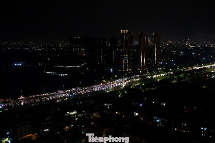 Mưa lớn không ngớt chiều ngày 27/8, hai bên đường gom Đại lộ Thăng Long và các hầm chui dân sinh đã bị ngập nặng, giao thông hướng ra ngoại thành tê liệt. Tới 20h, lượng nước chưa có dấu hiệu rút khiến các phương tiện giao thông di chuyển rất khó khăn.