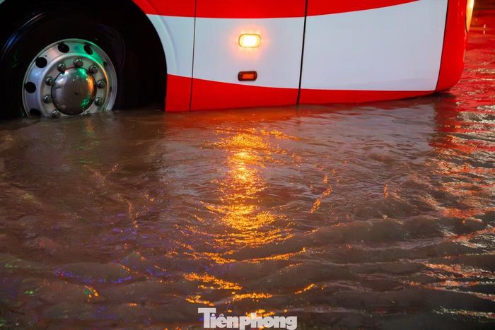 Trước cổng khu đô thị Geleximco, hai miệng hố ga mất nắp bị nước ngập che khuất hoàn toàn nhưng không có rào chắn hay biển cảnh báo. Người dân tại đây cho biết, đã có trường hợp người đi đường bị sập hố và chấn thương khi cố di chuyển qua đoạn đường này.