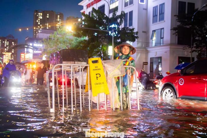 Thời điểm mưa lớn đúng vào giờ tan tầm, nhiều tuyến đường ngập sâu tới nửa bánh xe khiến người dân di chuyển gặp nhiều khó khăn.