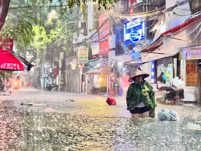 Người dân khổ sở di chuyển trên phố Hoa Bằng. Ảnh: Trọng Tài