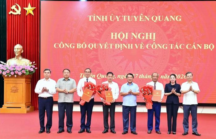 Bí thư và Chủ tịch UBND tỉnh Tuyên Quang tặng hoa chúc mừng đối 3 nhân sự được chỉ định tham gia BCH Đảng bộ tỉnh. Ảnh Cổng TTĐT tỉnh Tuyên Quang.
