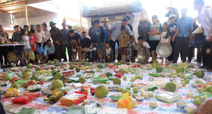 Lễ “cướp cô hồn” thu hút nhiều người ở các độ tuổi, trở thành một sinh hoạt dân gian được duy trì qua nhiều thế hệ.