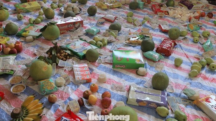 Người dân quan niệm, việc nhận được lộc trong lễ “cướp cô hồn” mang đến may mắn, bình an và thuận lợi trong cuộc sống.