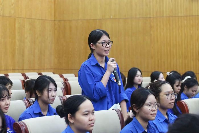 Đoàn viên, thanh niên lắng nghe, đặt câu hỏi cho các diễn giả trong tọa đàm.