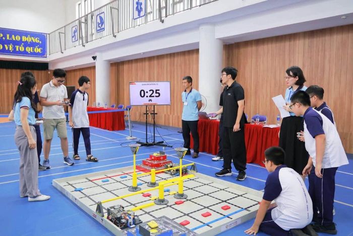 Các trận thi đấu diễn ra sôi nổi, hấp dẫn, thể hiện khả năng lập trình, điều khiển robot và tinh thần phối hợp của các đội thi.