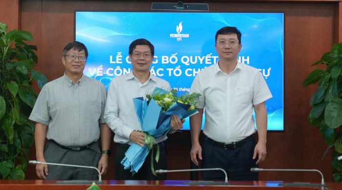 Lãnh đạo VPI trao quyết định và chúc mừng ông Nguyễn Văn Thắng.