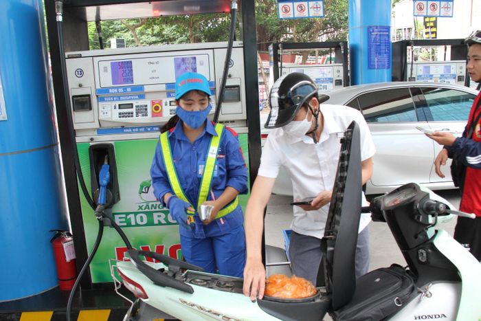 Giá xăng giảm nhẹ trong kỳ điều hành ngày 27/8. (Ảnh minh họa)