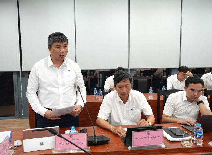 Phó Tổng giám đốc TKV Nguyễn Văn Tuân phát biểu về kỹ thuật công nghệ, cơ giới hóa đào lò. 