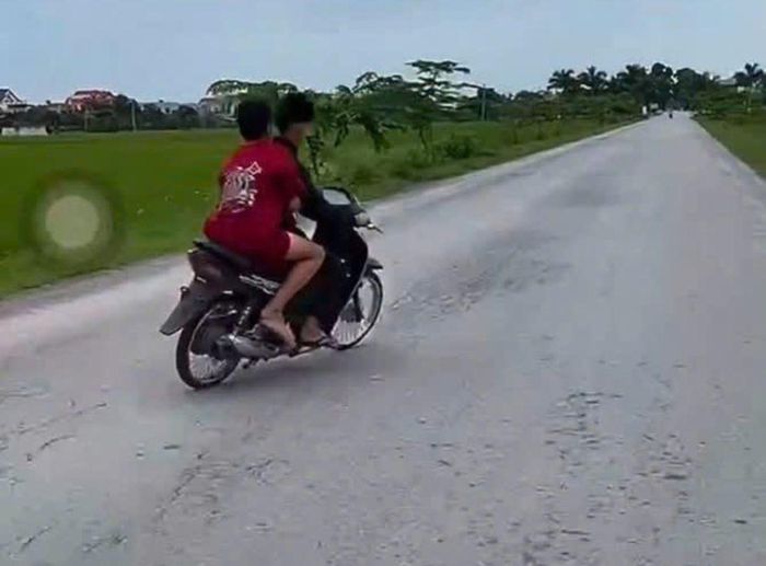 Hình ảnh 2 thiếu niên điều khiển phương tiện lạng lách, đánh võng trên đường