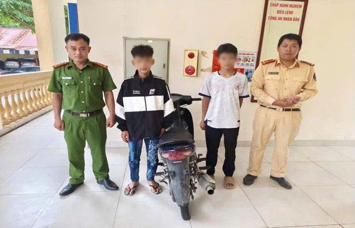 2 thiếu niên và phương tiện vi phạm tại cơ quan công an