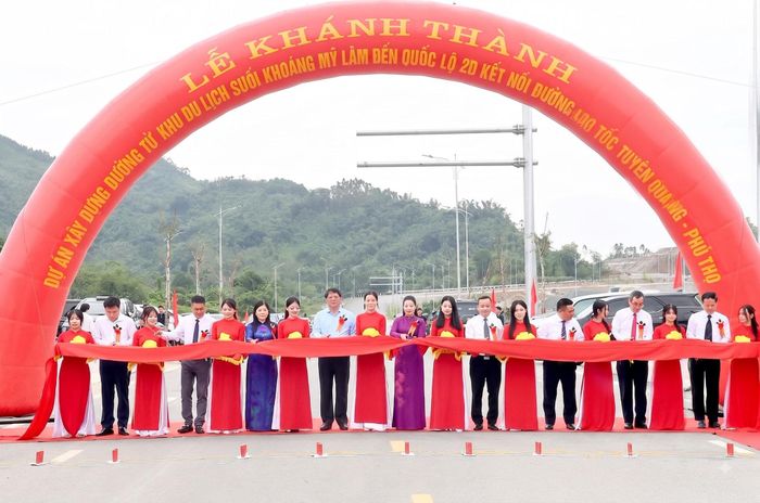 Lễ khánh thành Dự án xây dựng đường từ Khu du lịch suối khoáng Mỹ Lâm đến Quốc lộ 2D, kết nối với đường cao tốc Tuyên Quang - Phú Thọ. Ảnh Báo Tuyên Quang