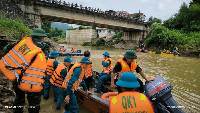 Lực lượng quân Khu 1 luôn sát cánh cùng nhân dân trong lúc khó khăn, vất vả.