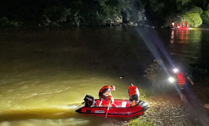 Lực lượng chức năng quân đội, công an, chính quyền địa phương cùng các lực lượng cứu hộ trắng đêm tìm kiếm các nạn nhân.