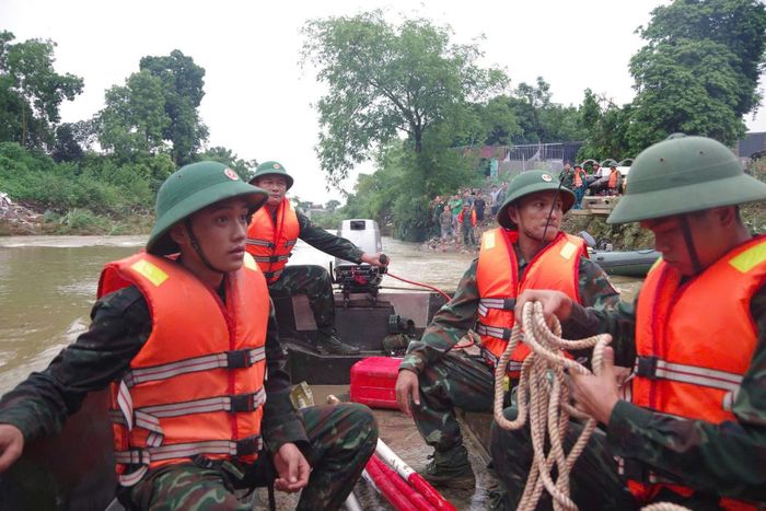 Lực lượng Quân đội tại Thái Nguyên luôn nỗ lực, bền bỉ trong suốt những giờ qua tìm kiếm nạn nhân trong vụ chìm thuyền.
