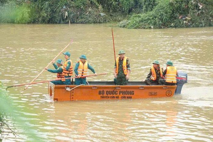 Lực lượng Quân đội tại Thái Nguyên luôn nỗ lực, bền bỉ trong suốt những giờ qua tìm kiếm nạn nhân trong vụ "chìm xuồng".