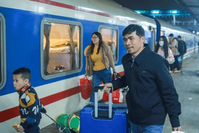 Hành khách làm thủ tục lên tàu tại ga Hà Nội (Ảnh minh họa).
