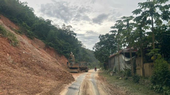 Người dân cần cẩn trọng khi lưu thông qua các khu vực sạt lở, đường trơn