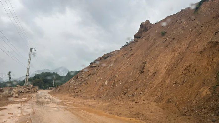 Sạt lở nghiêm trọng trên tuyến quốc lộ 15 qua xã Thiết Ống.