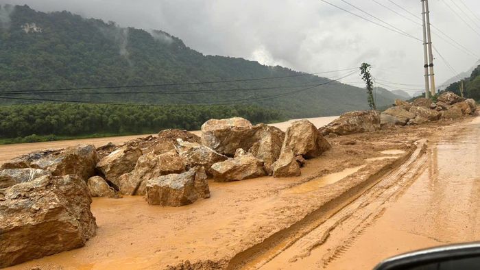 Nhiều phiến đá lớn được gạt sang lề đường để lưu thông.