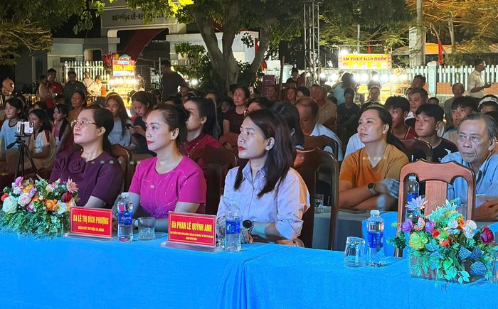 Các đại biểu và đông đảo người dân tham dự chương trình.